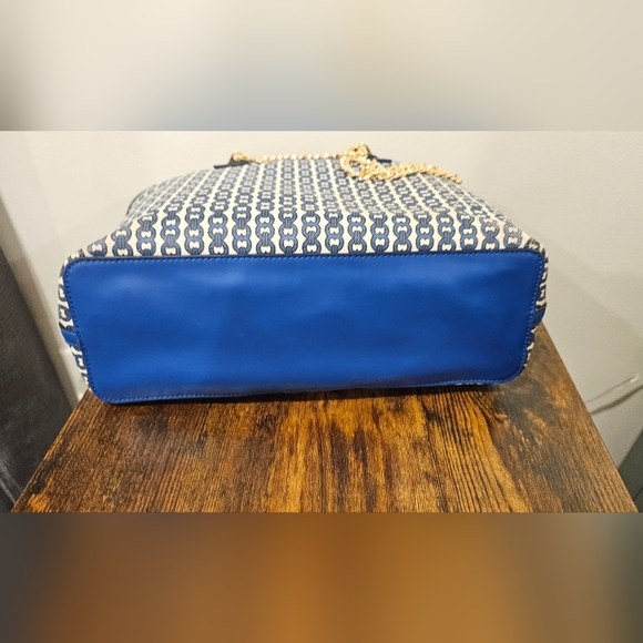 Tory Burch Gemini Link With Gold Chain Straps Blue and Cream Patterned Tote - Picture 12 of 16